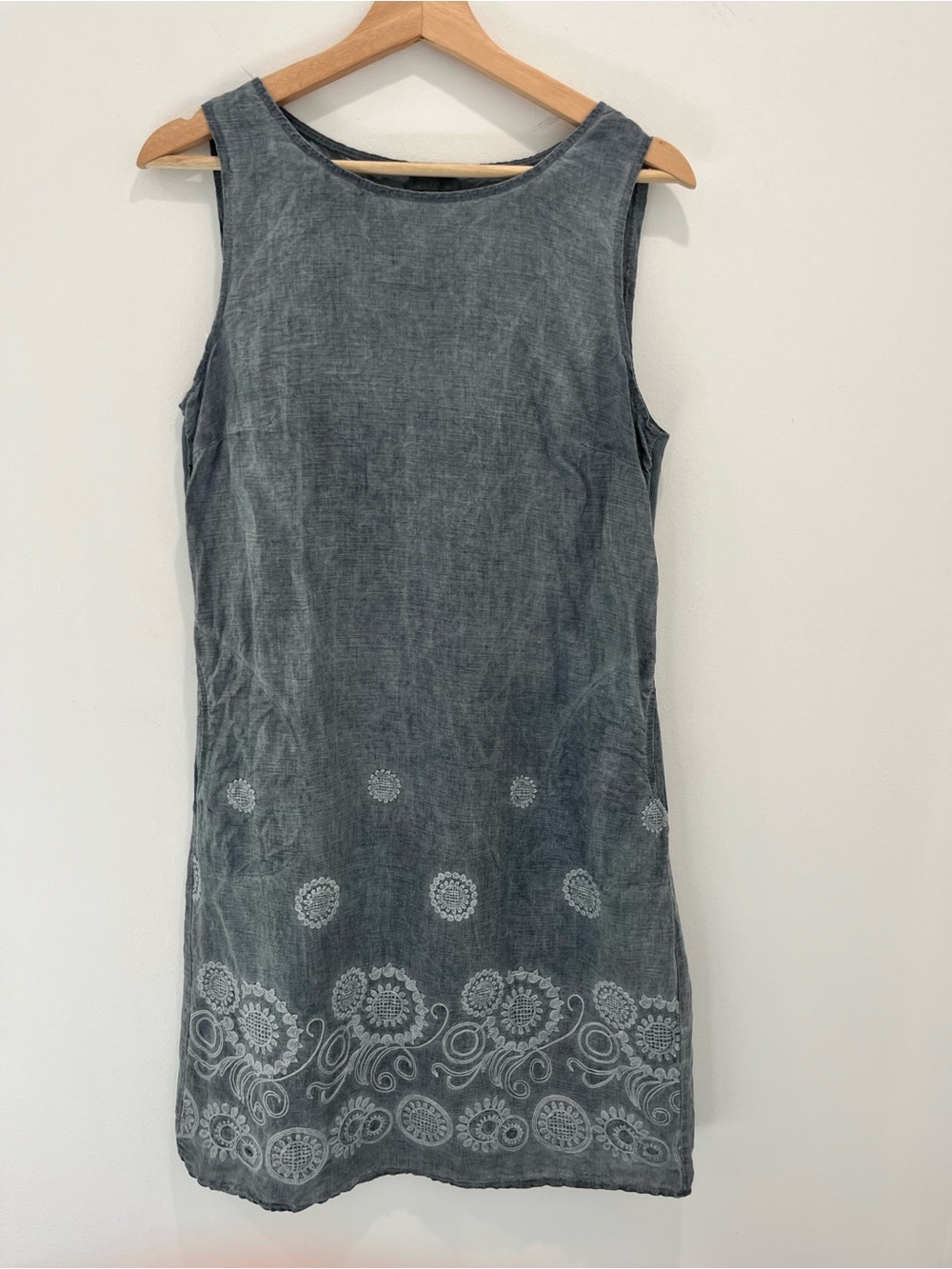 LINA TOMEI Linen Lightweight Sleeveless Embroidered Midi Dress in Gray